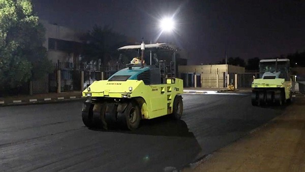  جانب من تنفيذ طبقات الأسفلت وأعمال الفرش