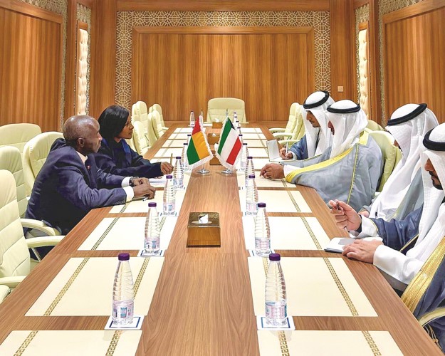 نائب وزير الخارجية السفير حمد المشعان خلال اللقاء مع وزيرة الخارجية والتعاون الدولي وشؤون الجاليات 
في غينيا بيساو فاتوماتا جاو