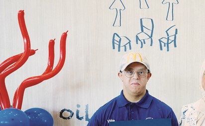 «ماكدونالدز الكويت» تحتفي بترقية عبدالعزيز الشلال من أصحاب الهمم إلى منصب مساعد مدير