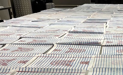 بالفيديو.. «الجمارك» تحبط تهريب 13.154 كيلوغراماً من المخدرات داخل 1603 أوراق مشبعة بـ «الكيميكال» عبر «T4»