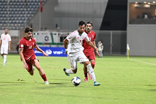 لاعب الفحيحيل حمد الطويل يتقدم بالكرة برقابة يوسف ثامروهاشم نجيب
