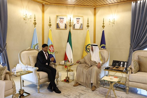 وزير الدفاع بحث مع السفير البريطاني سبل تعزيز التعاون العسكري والقضايا المشتركة