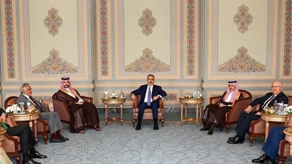 جانب من الاجتماع الأول للجنة الاستراتيجية لـ «اتفاقية مكة للدفاع المشترك» في إسطنبول (الأناضول)