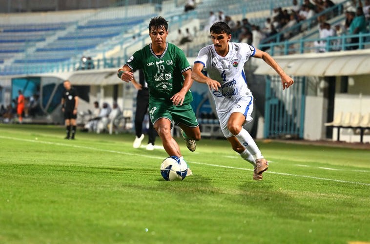 لاعب الجهراء جاسم فهد يمر من لاعب العربي يوسف ماجدقاسم باشا)