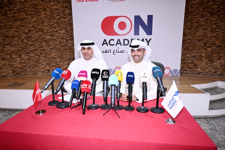 مدير إدارة العلاقات الاستراتيجية والعلاقات العامة في Ooredoo الكويت ناصر حمد العرفج ونائب رئيس مساعد في إدارة العلاقات العامة والفعاليات في بنك الكويت الوطني يعقوب الباقر خلال المؤتمر الصحافي