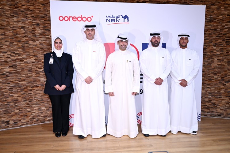مدير إدارة العلاقات الاستراتيجية والعلاقات العامة في Ooredoo الكويت ناصر حمد العرفج ونائب رئيس مساعد في إدارة العلاقات العامة والفعاليات في بنك الكويت الوطني يعقوب الباقر في صورة جماعية مع ممثلي الجانبين