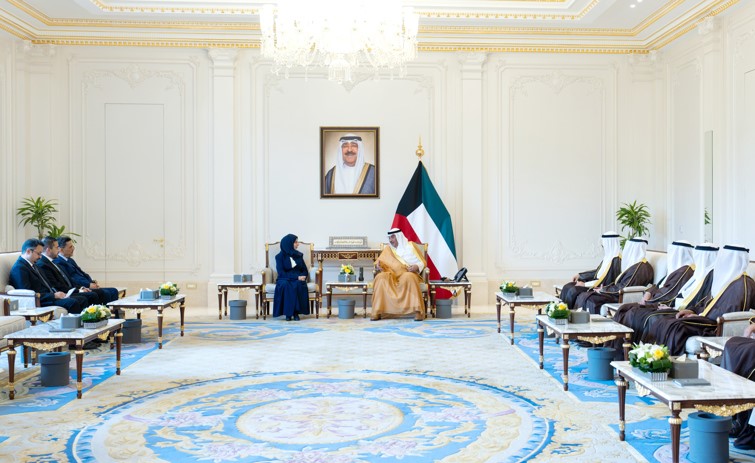 صاحب السمو تسلم رسالة خطية من رئيس مجلس القيادة اليمني تتعلق بسبل تعزيز العلاقات الثنائية في مختلف المجالات