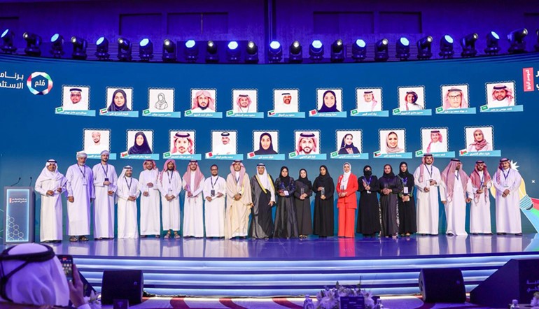 الأمين العام لمجلس التعاون لدول الخليج العربية جاسم البديوي يتوسط الفائزين بجائزة المستثمر الذكي الخليجي