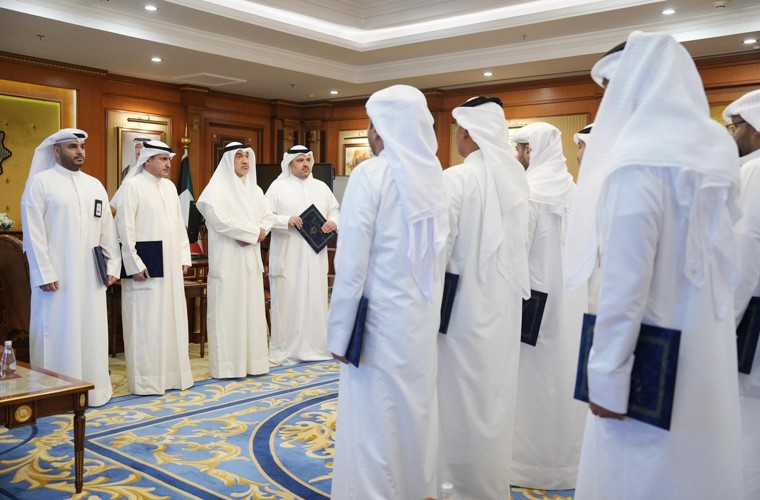 النائب الأول لرئيس مجلس الوزراء ووزير الداخلية الشيخ فهد اليوسف متحدثا لعدد من المكرمين بحضور مدير عام الإدارة العامة لمكافحة المخدرات العميد محمد قبازرد ومساعد مدير عام الإدارة العامة لمكافحة المخدرات العميد الشيخ حمد اليوسف ومدير إدارة المكافحة المحلية العقيد وليد الإبراهيم