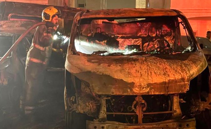 فتح تحقيق في حريق التهم عددا من المركبات بساحة ترابية