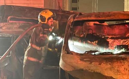 فتح تحقيق في حريق التهم عدداً من المركبات بساحة ترابية