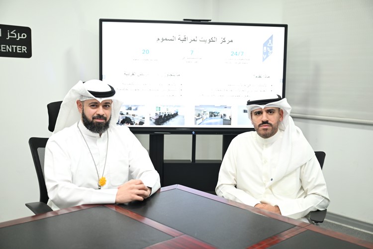 رئيس مركز الكويت لمراقبة السموم د.عبداللطيف العومي مع الزميل
عبدالكريم العبدالله