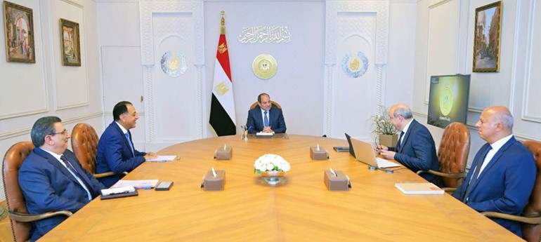 الرئيس عبدالفتاح السيسي خلال الاجتماع مع د. مصطفى مدبولي ود. سامح الحفني والفريق أحمد الشاذلي