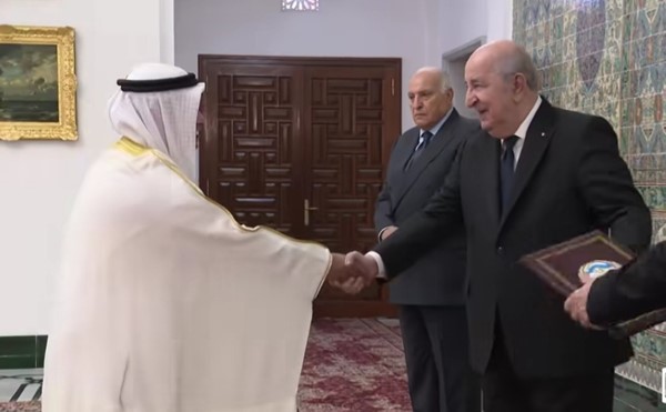  سفيرنا لدى الجزائر نواف أبوشيبه مصافحا الرئيس الجزائري عبدالمجيد تبون