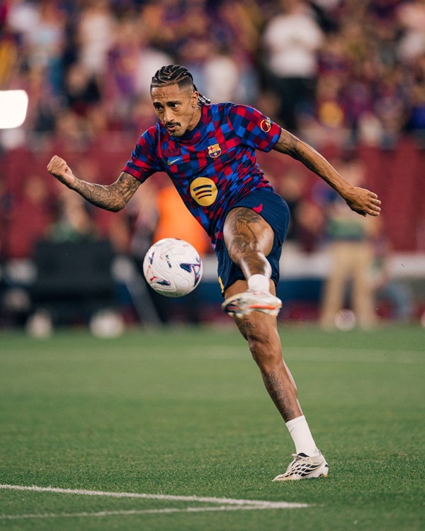 برشلونة يحافظ على الصدارة بفوزه الكبير على رايو فاييكانو