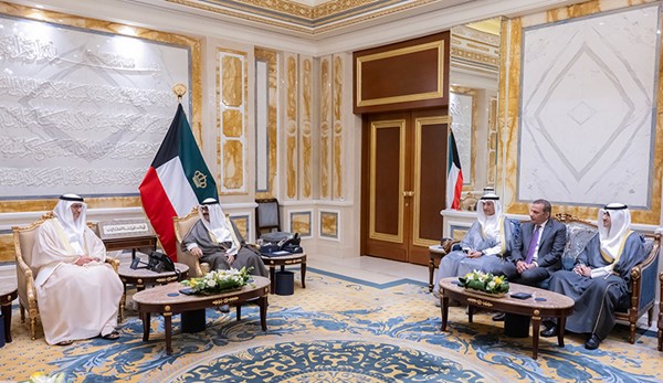 صاحب السمو الأمير الشيخ مشعل الأحمد مستقبلا سفير دولة الإمارات د.مطر النيادي بحضور مدير مكتب صاحب السمو الأمير لفريق متقاعد جمال الذياب و وكيل الديوان الأميري الشيخ عبدالعزيز مشعل المبارك و وكيل الشؤون الخارجية بالديوان الأميري مازن العيسى.