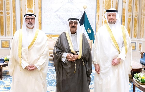 صاحب السمو الأمير الشيخ مشعل الأحمد خلال استقباله وزير الخارجية الشيخ جراح الجابر ورئيس البعثة الديبلوماسية الجديد فواز بورسلي سفيرا لدولة الكويت لدى النمسا