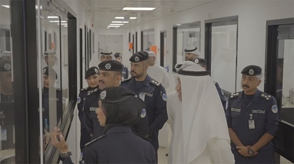 النائب الأول يطلع على خطط التطوير وتطبيقات الذكاء الاصطناعي والارتقاء بمستوى العمل في الأدلة الجنائية