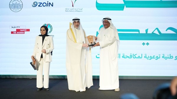 هيثم التركيت متسلماً التكريم من النائب الأول لرئيس مجلس الوزراء وزير الداخلية الشيخ فهد اليوسف ووزيرة الشؤون الاجتماعية وشؤون الأسرة والطفولة د.أمثال الحويلة