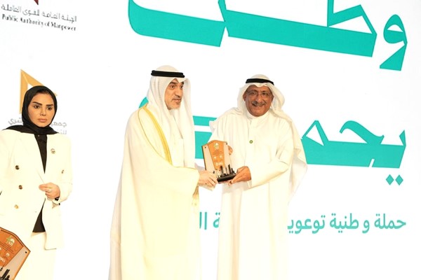 هيثم التركيت متسلماً التكريم من النائب الأول لرئيس مجلس الوزراء وزير الداخلية الشيخ فهد اليوسف ووزيرة الشؤون الاجتماعية وشؤون الأسرة والطفولة د.أمثال الحويلة