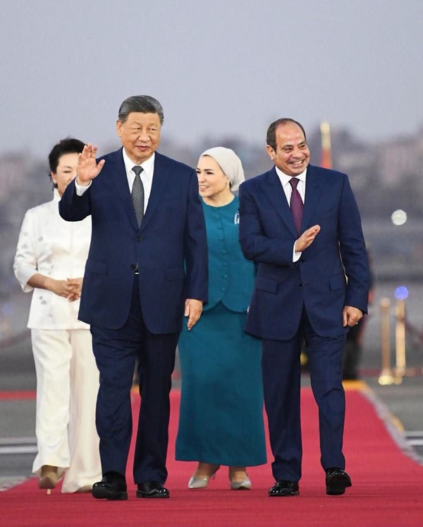 الرئيس المصري يستقبل نظيره الصيني بمطار القاهرة في مستهل زيارته الرسمية
