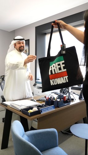توزيع المجموعات التذكارية الخاصة بالحملة على الموظفين