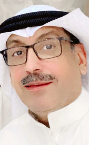 القلاف يهدي كتابه نغمة وطن إلى شادي الخليج