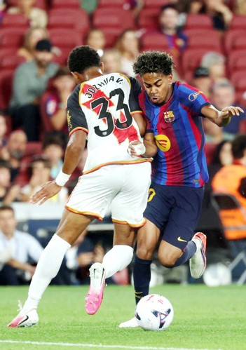 لاعب برشلونة لامين جمال يسدد الكرة صوب مرمى رايو فايكانو (أ.ف.ب)
