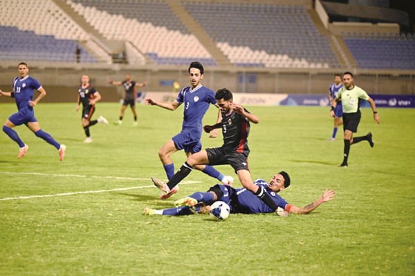 لاعب الصليبخات عبدالعزيز البشر يحاول المرور من لاعبي الشباب (محمد هاشم)