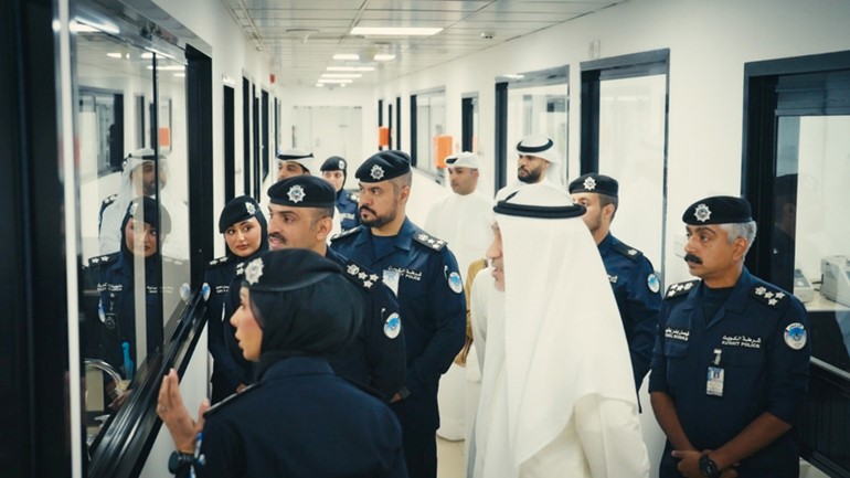النائب الأول لرئيس مجلس الوزراء ووزير الداخلية الشيخ فهد اليوسف تفقد عددا من الإدارات والمختبرات