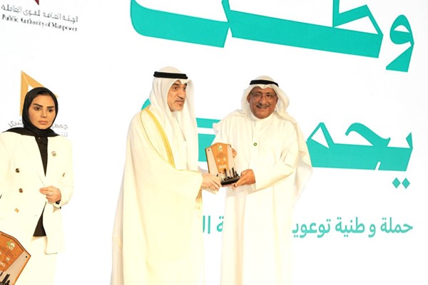 هيثم التركيت متسلما التكريم من النائب الأول لرئيس مجلس الوزراء ووزير الداخلية الشيخ فهد اليوسف ووزيرة الشؤون الاجتماعية وشؤون الأسرة والطفولة د.أمثال الحويلة