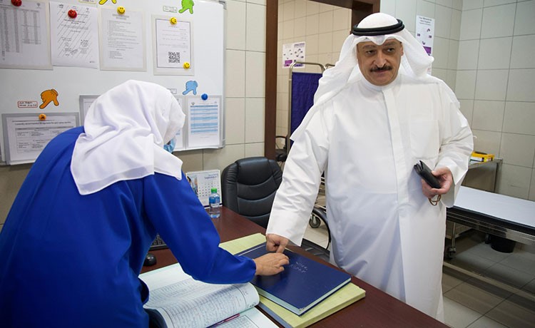 وزير الصحة يدشن حملة تطعيمات الشتاء الموسمية في 90 مركزا صحيا ومستشفى