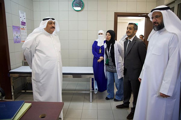 وزير الصحة د. أحمد العوضي والوكيل المساعد لشؤون الصحة العامة د. المنذر الحساوي خلال تدشين الحملة في مركز مبارك الحساوي الصحي 