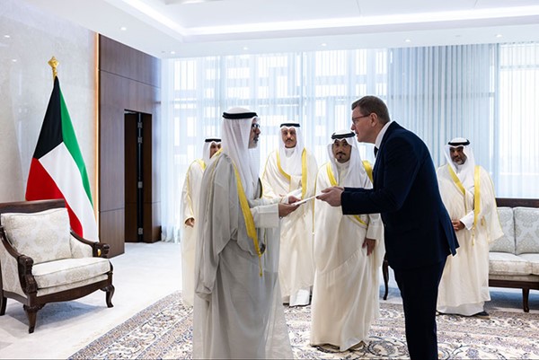 وزير الخارجية الشيخ جراح الجابر يتسلم نسخة من أوراق اعتماد سفير جنوب أفريقيا رايموند مايكل ميدهيرست