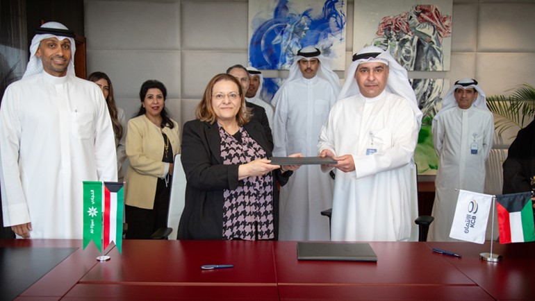 المدير العام بالتكليف لبنك الائتمان الكويتي سلطان الدبوس والرئيس التنفيذي للبنك التجاري إلهام محفوظ يتبادلان الاتفاقية