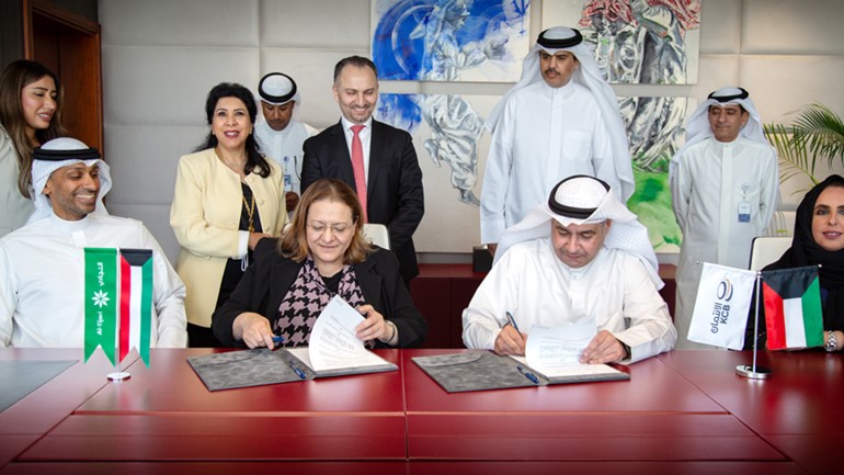 المدير العام بالتكليف لبنك الائتمان الكويتي سلطان الدبوس والرئيس التنفيذي للبنك التجاري إلهام محفوظ خلال توقيع الاتفاقية