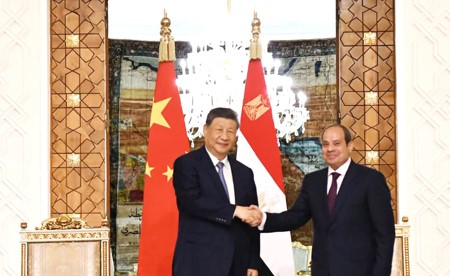 السيسي وجينبينغ يؤكدان دعم مصر والصين جهود إيقاف الحرب وخفض التصعيد بالمنطقة