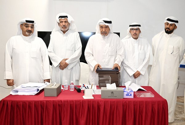 جاسم النبهان يتوسط أعضاء مجلس إدارة فرقة المسرح الشعبي الجديد	 (ريليش كومار)