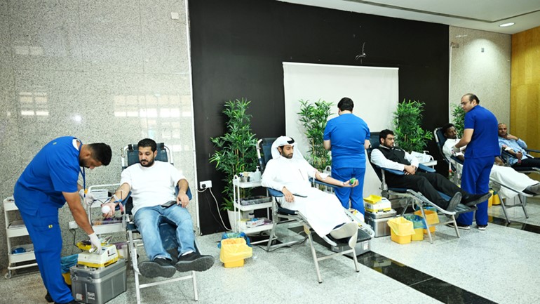 جانب من المشاركين في حملة التبرع بالدم
