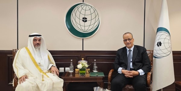 مندوبنا لدى منظمة التعاون الإسلامي بحث مع أمينها العام تعزيز مسيرة العمل المشترك