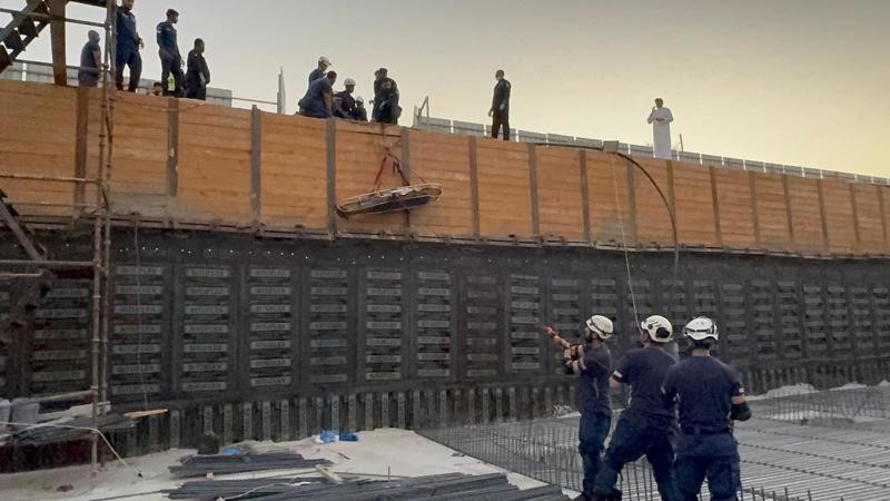 فرق الإطفاء تعاملت مع حادث سقوط عامل في مبنى قيد الإنشاء بمنطقة الشويخ الصناعية