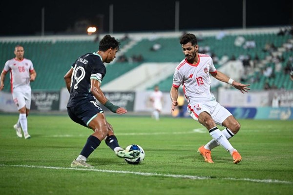 لاعب العربي يوسف ماجد في مواجهة لاعب الصليبخات فهد زويد