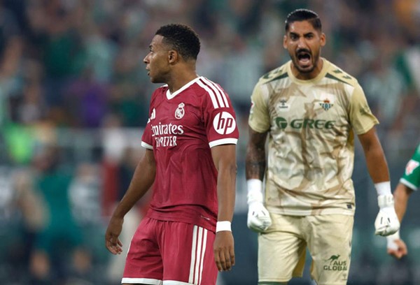 ريال مدريد يتلقى خسارته الأولى على يد بيتيس