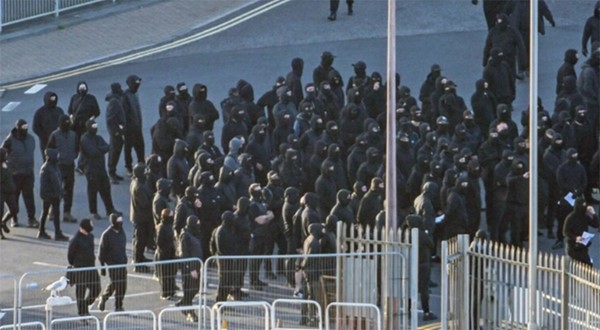 صورة مأخوذة من فيديو للمحتجين الملثمين خلال إغلاقهم مداخل ومخارج ميناء «دوفر» البريطاني (روسيا اليوم)