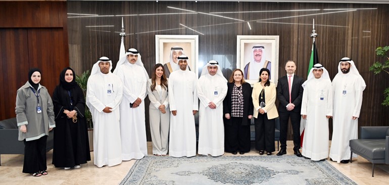رئيس الجهاز التنفيذي في البنك التجاري الكويتي إلهام محفوظ والمدير العام بالتكليف في بنك الائتمان الكويتي سلطان الدبوس والمدير العام لقطاع الخدمات المصرفية للأفراد في البنك التجاري عبدالعزيز الزعابي في صورة جماعية مع قياديي البنكين