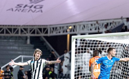 الهلال يواصل انتصاراته على حساب الشباب