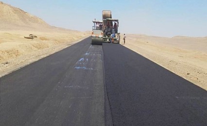 «الطرق والكباري» تنفي سوء حالة طريق قفط/القصير: أعمال التطوير تسير وفقاً للمخطط الزمني