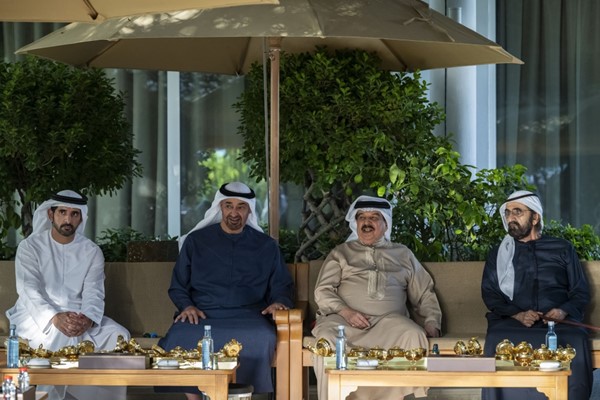  رئيس دولة الإمارات العربية المتحدة صاحب السمو الشيخ محمد بن زايد لدى استقباله ملك البحرين الملك حمد بن عيسى بحضور نائب رئيس الإمارات رئيس مجلس الوزراء حاكم دبي الشيخ محمد بن راشد 