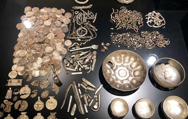 كنز فضي ضخم من عصر الفايكنغ يظهر أثناء حفر فناء منزل