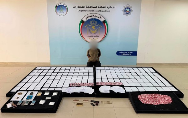 «الداخلية»: سحب حيازة إسطبل مؤجر لمواطن عثر بحوزته على سلاح ناري ومخدرات وحبوب بقصد الاتجار
